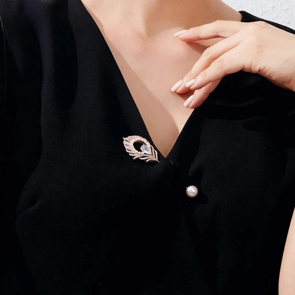 RWRAPS Frauen Brosche Pin Feder Pin Brosche Weibliche Pin-up Strickjacke Anzug Jacke Atmosphärische Einfache Wild High-end Dekorative Accessoires Exquisite Broches